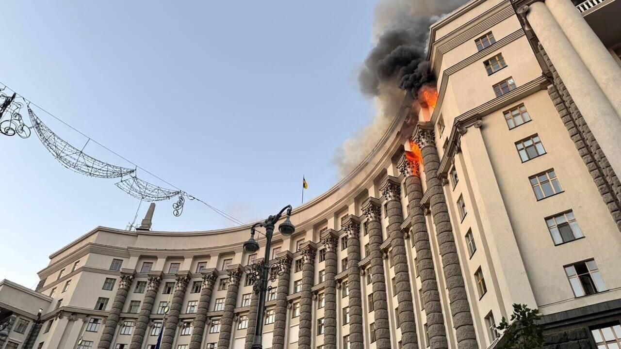 Incendie du siège du gouvernement à Kiev