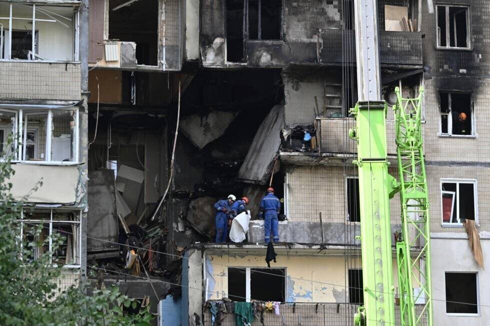 Secouristes sur site d'un immeuble touché à Kiev