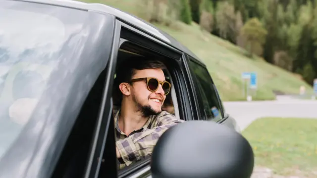 Conducteur portant des lunettes de soleil