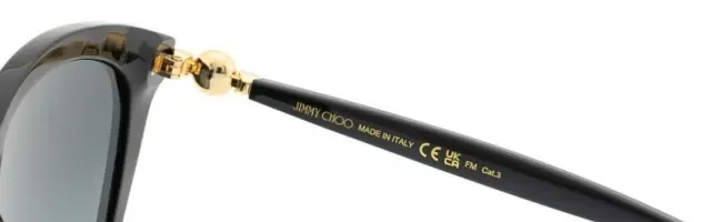 Paires de lunettes de soleil côte à côte