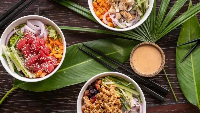 Trois bols de poke avec poissons et tofu