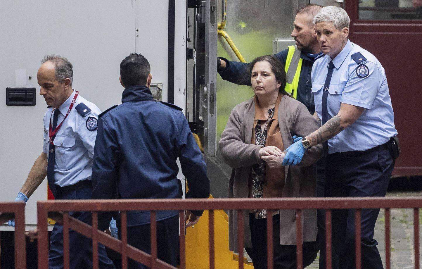 Erin Patterson au centre-arrive à la cour suprême de Victoria