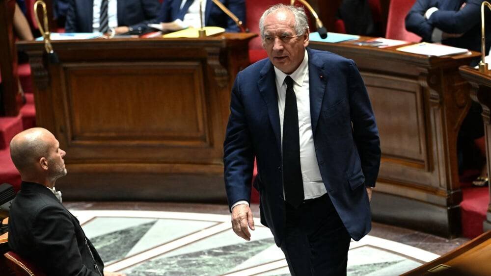 Bayrou quittant l’Assemblée après le vote