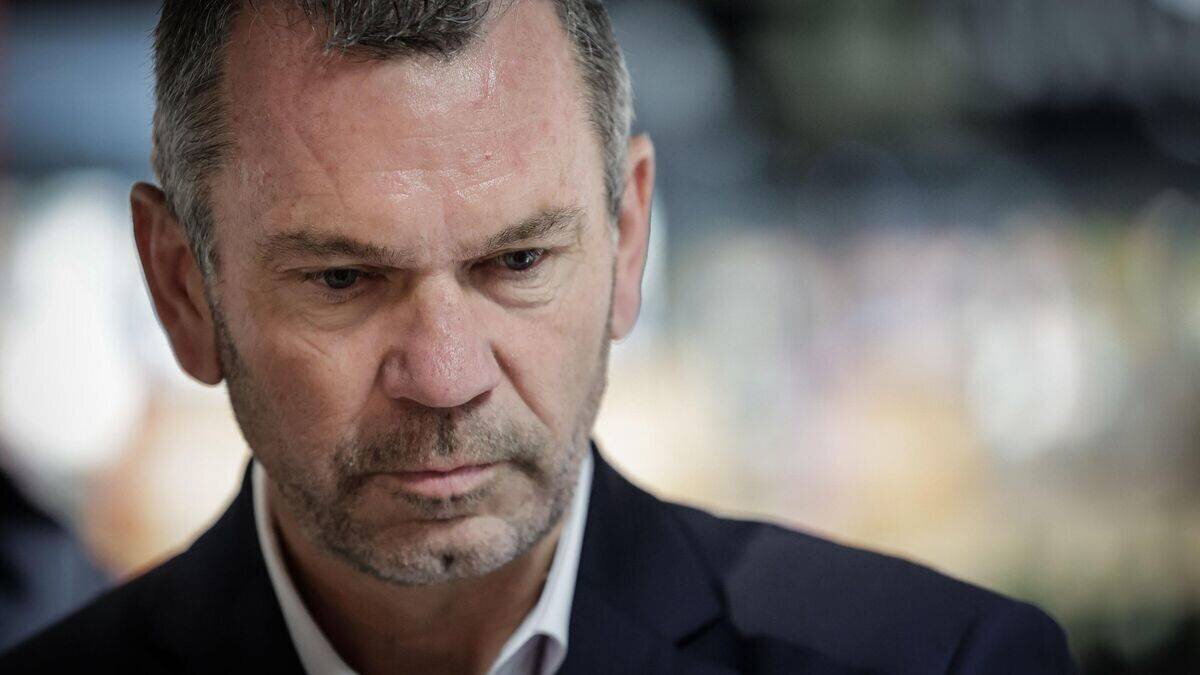 Vue d'une grande surface avec rayons et stocks renforcés