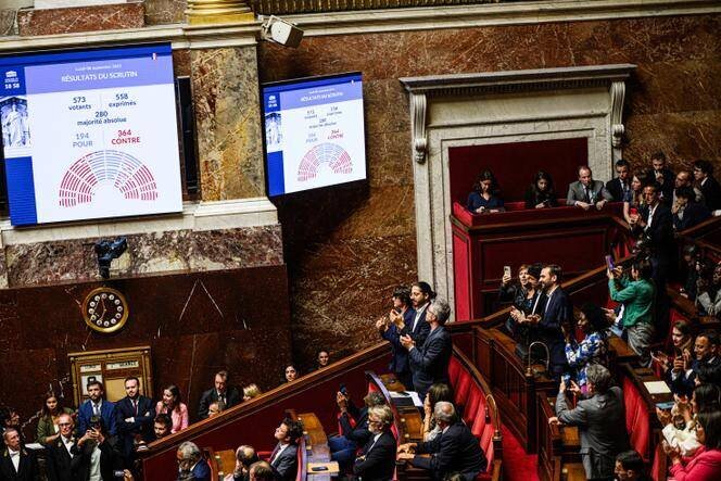 Les députés applaudissent les résultats du scrutin et la perte du vote de confiance au gouvernement Bayrou à l’Assemblée nationale.