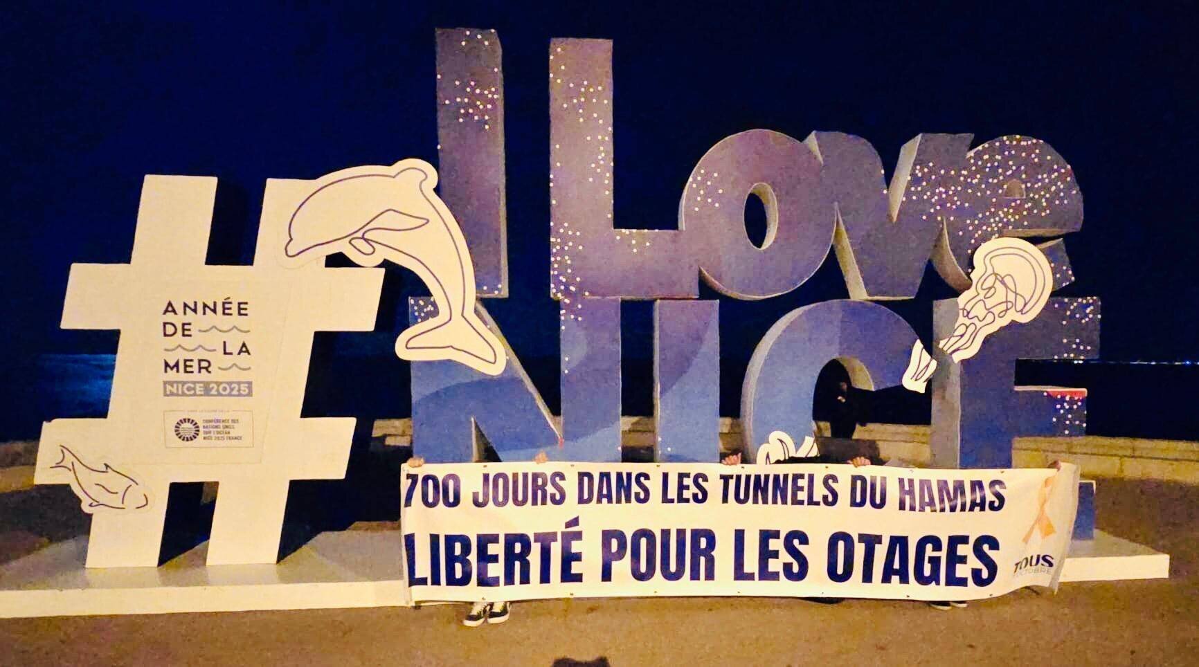 Banderoles réclamant la libération des otages à Nice