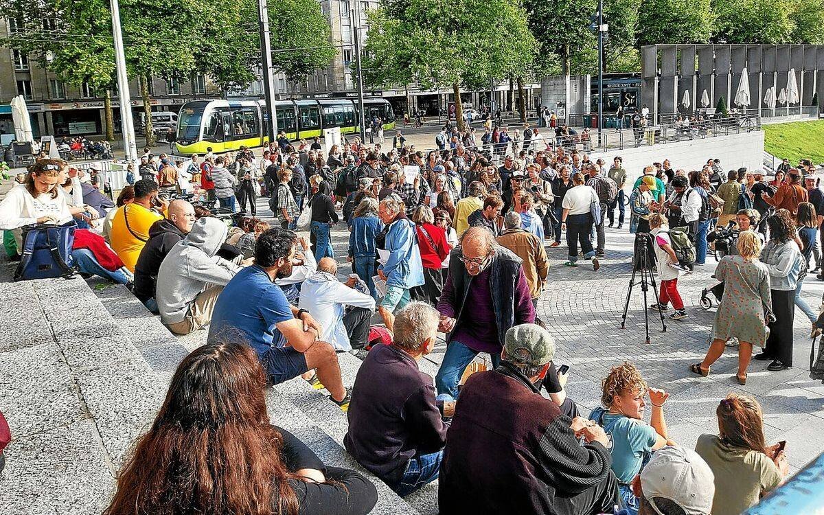Rassemblement à Brest lors du pot de départ de François Bayrou