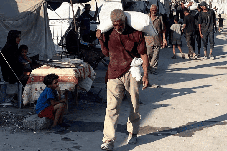Un déplacé revient avec des sacs de farine sous les tirs