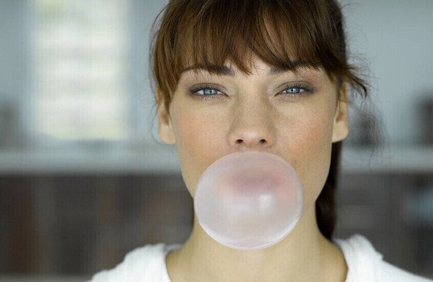 Des centaines de particules plastiques libérées par le chewing-gum dans la bouche