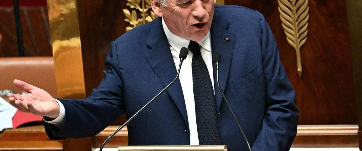 Manifestation devant mairie lors du départ du Premier ministre