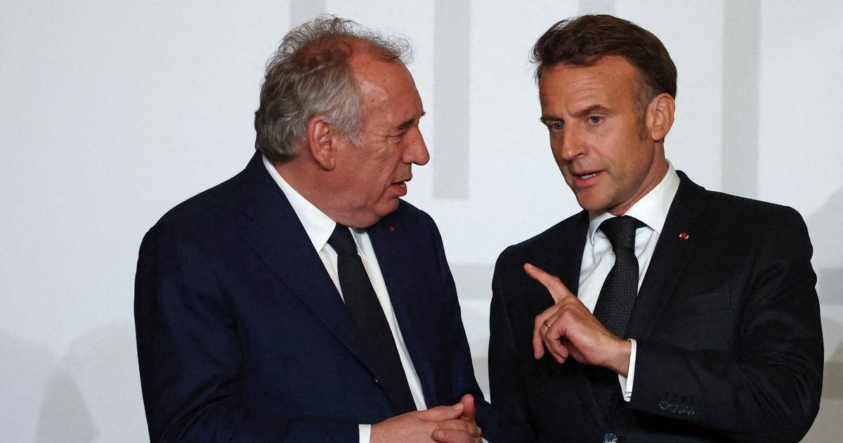 Bayrou quittant l’hémicycle après le vote de confiance