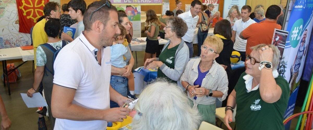 Visite des stands au forum des associations de Nérac