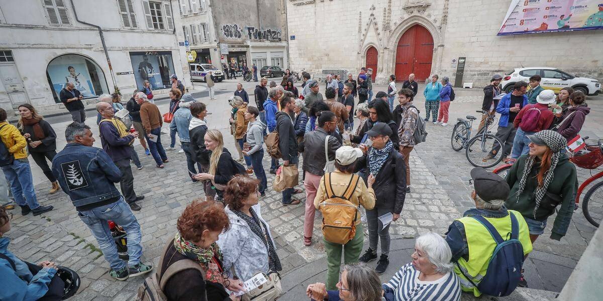 Manifestation autour d'un pot de départ à Rochefort