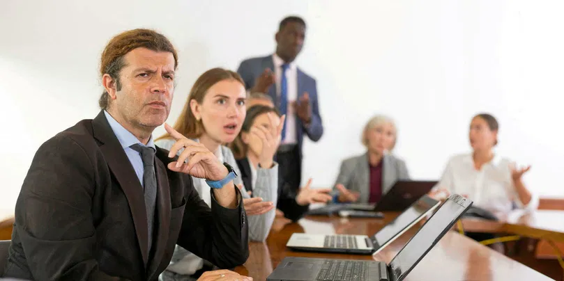 Personnes lisant des e-mails contenant du jargon