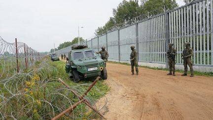 Policiers polonais à la frontière avec la Biélorussie