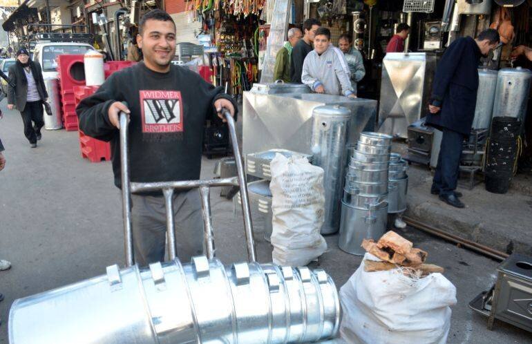 Entrée du marché Al-Manakhilya, vieux commerçants et visiteurs