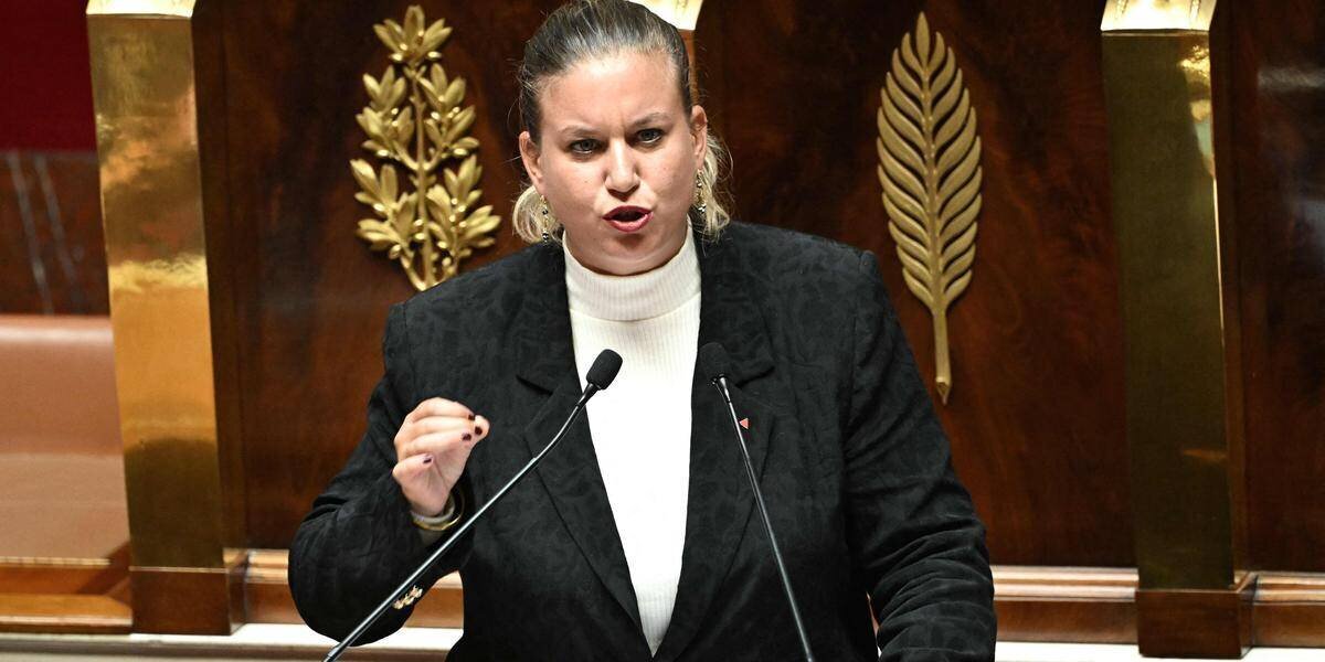 Des députés LFI préparant une motion de destitution