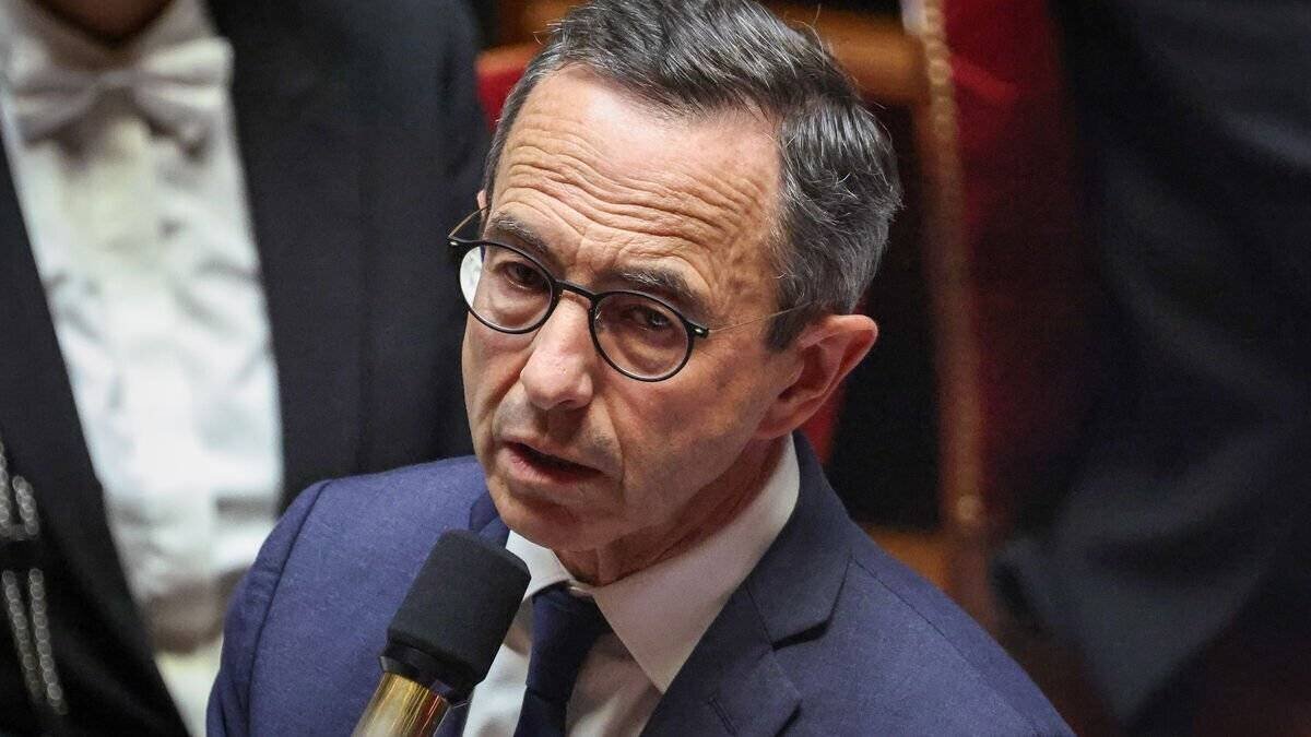 Bruno Retailleau devant la presse lors d'une conférence LR