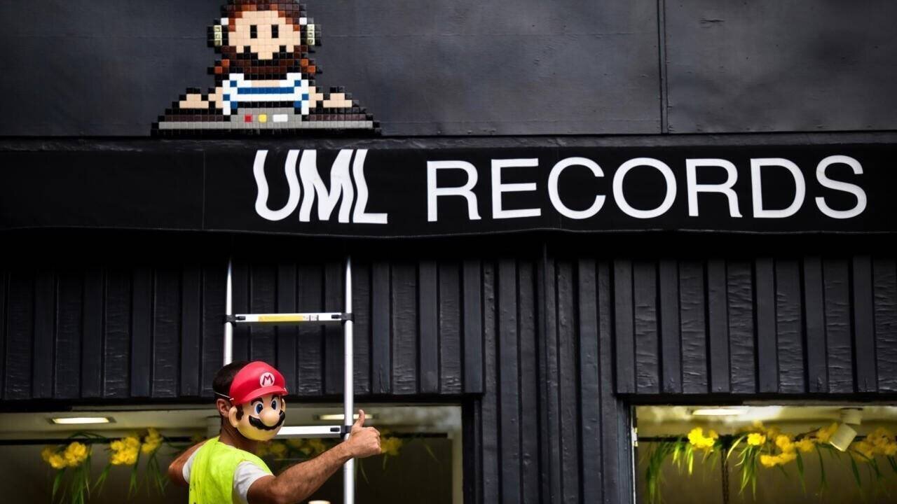 In The Woup installant une mosaïque à Lyon