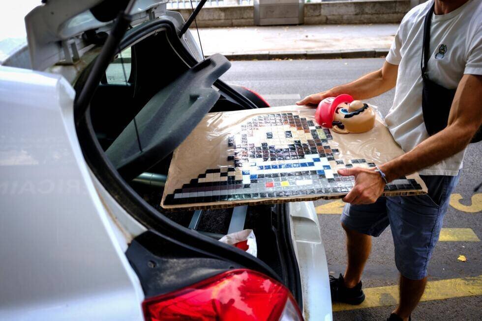 Transport d'une mosaïque vers un mur