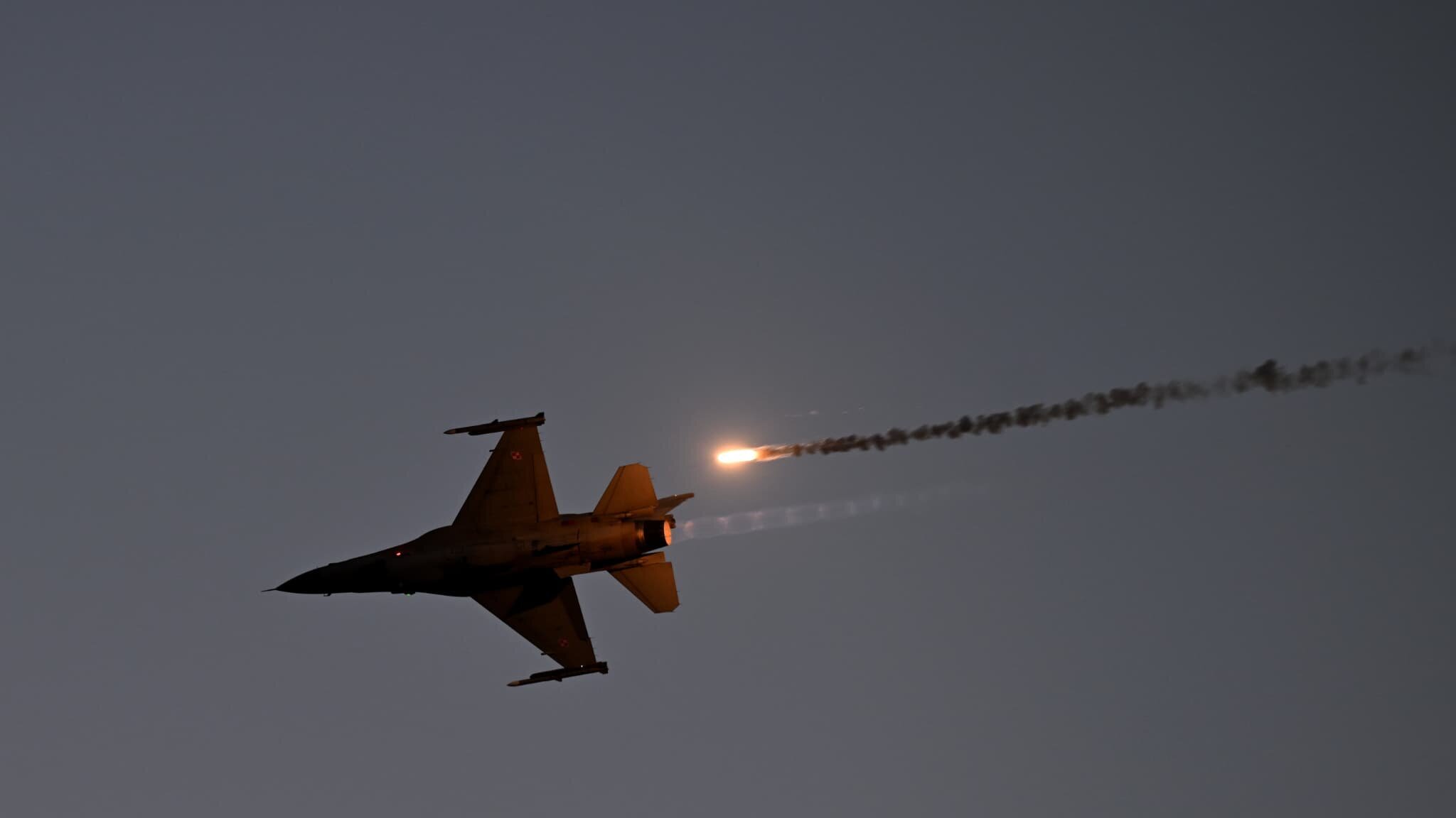 F-16 en vol près de Varsovie