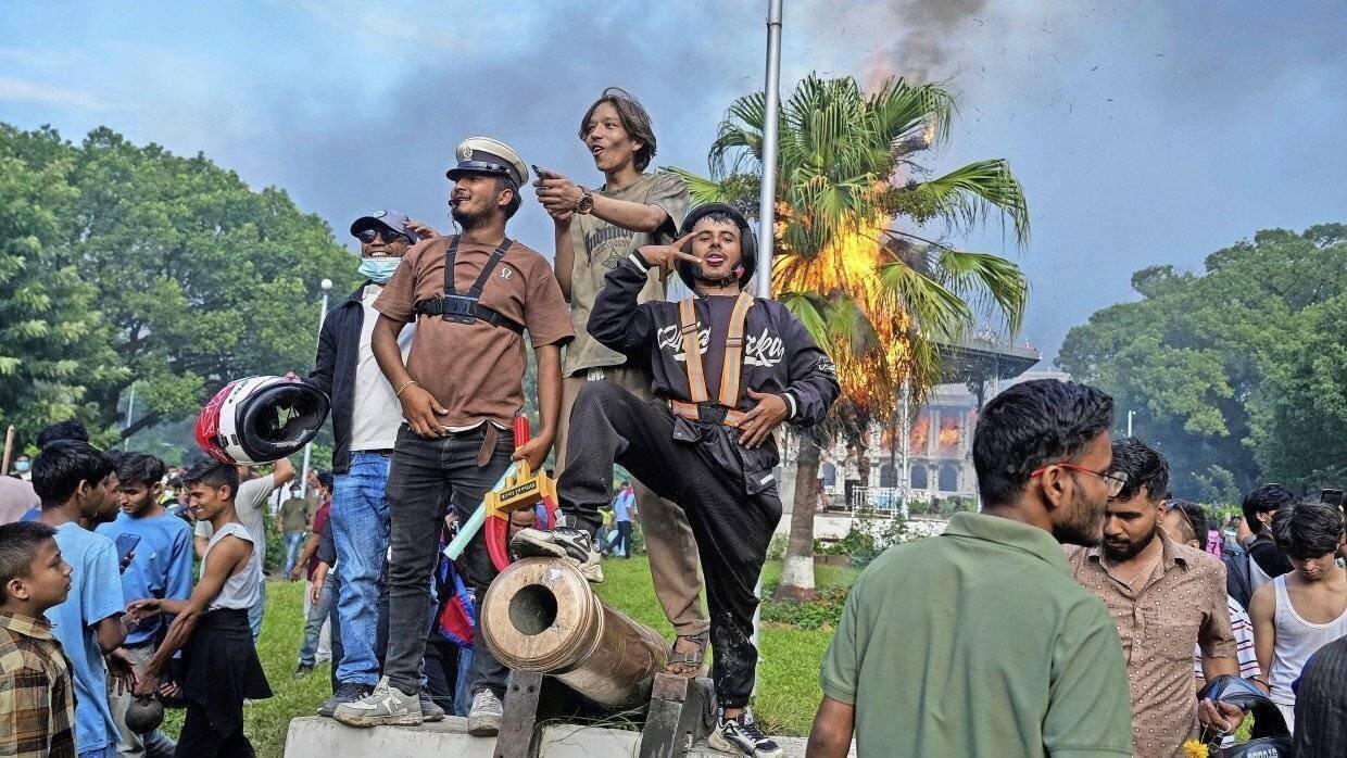 Jeunes manifestants devant siège gouvernemental en feu