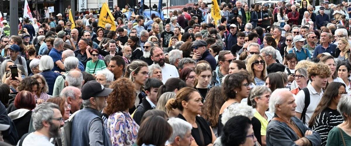 Manifestants bloquant des ronds-points près de Tarbes