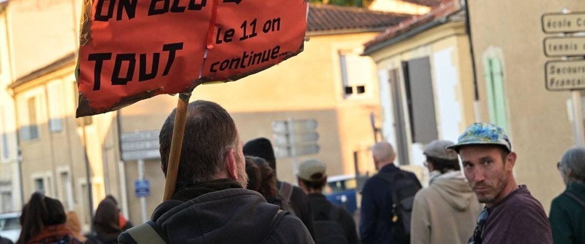 Blocage du Carrefour à Auch pendant Bloquons Tout