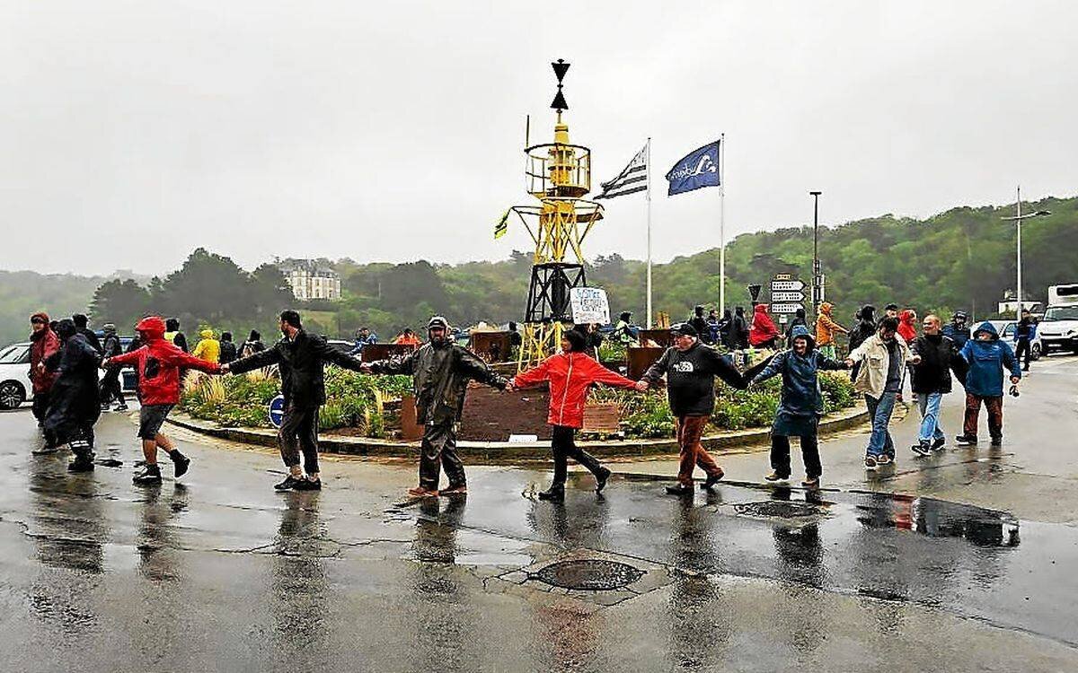 Rassemblement Bloquons tout à Audierne Bretagne