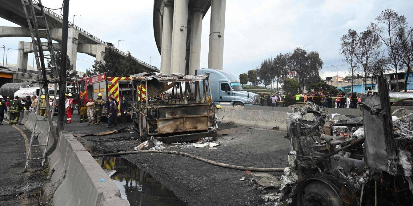Pompiers et véhicules incendiés après l’explosion d’un camion-citerne à Mexico