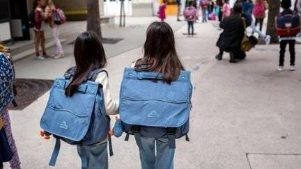 Enfants se rendant à l'école à Paris