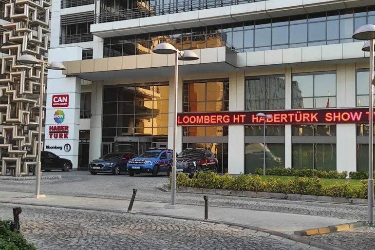 Autorités turques saisissent des chaînes de télévision et arrêtent des dirigeants