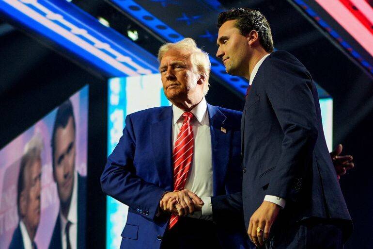 Donald Trump serrant la main de Charlie Kirk lors d'un événement Turning Point USA