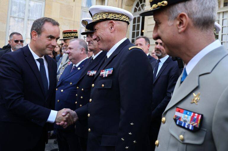 Sébastien Lecornu accueilli par des généraux lors de la passation de pouvoir à Matignon, 10 septembre 2025