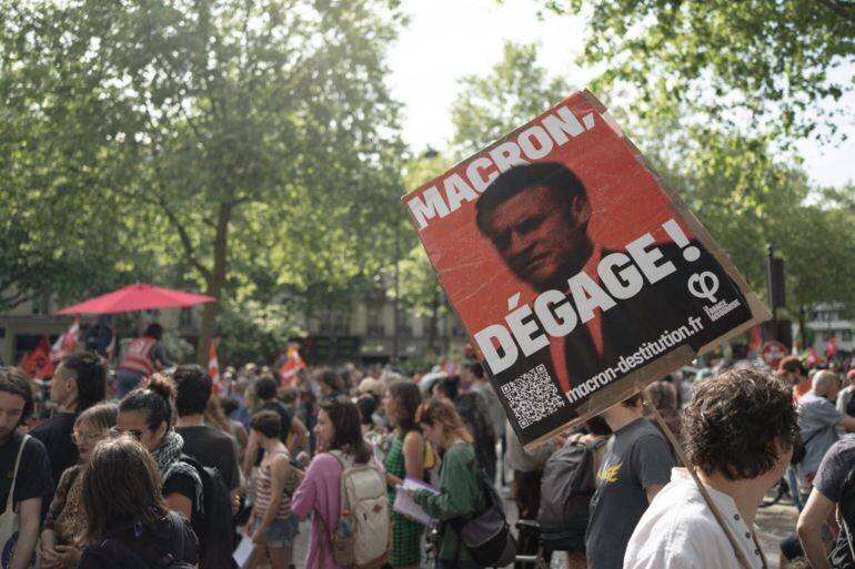 Manifestant demandant la destitution d'Emmanuel Macron, Rennes, 1er mai 2025