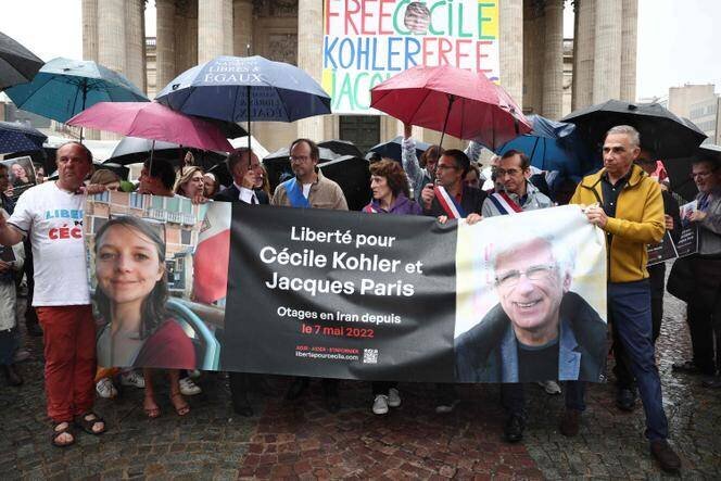 Des proches et des sympathisants de Cécile Kohler et Jacques Paris, détenus en Iran depuis mai 2022, lors d’un rassemblement place du Panthéon, à Paris, le 6 juillet 2025.