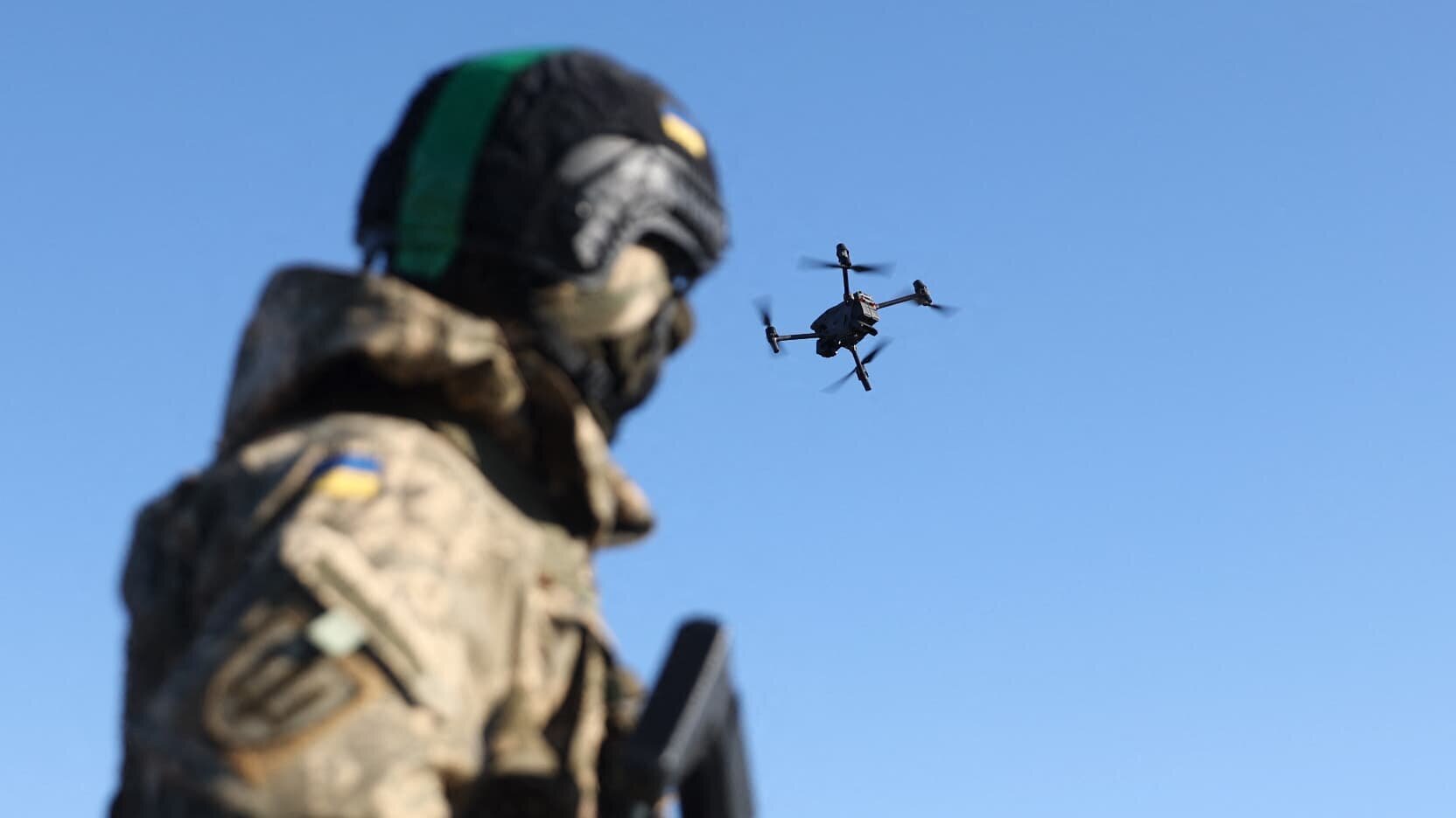 Des militaires ukrainiens lançent un drone près de Bakhmout