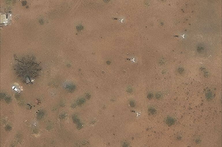 Image satellite montrant des drones longue portée et des équipements de lancement au nord de l'aéroport de Nyala, Darfour