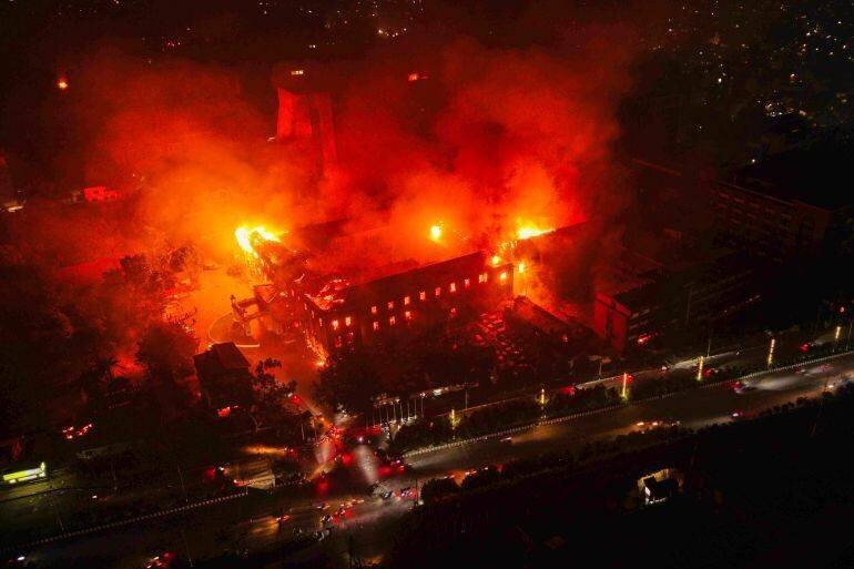 Résidence du président népalais en feu pendant les manifestations