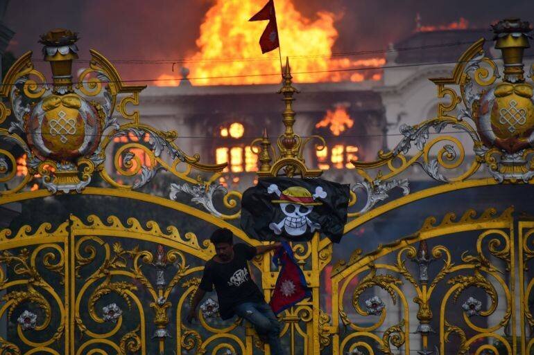 Manifestant brandissant un drapeau pirate près du complexe gouvernemental