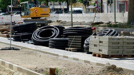 Câbles et briques, matériaux de chantier recyclés