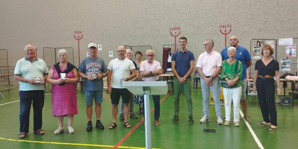 Des bénévoles et visiteurs dans la salle polyvalente de Morlaàs