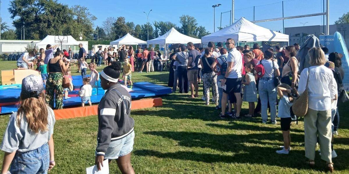 Visiteurs lors du forum des associations à Jurançon