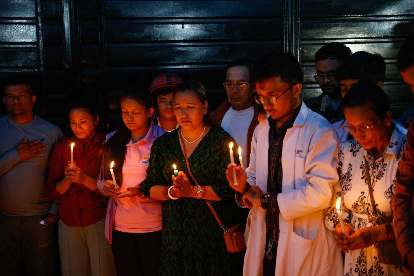 Des manifestants et des forces de l’ordre dans les rues de Katmandou