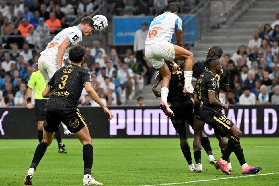 Benjamin Pavard marque de la tête pour Marseille