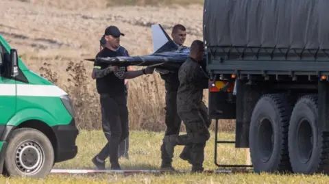 Forces de défense territoriale polonaises près du site de crash d’un drone russe à Wohyn