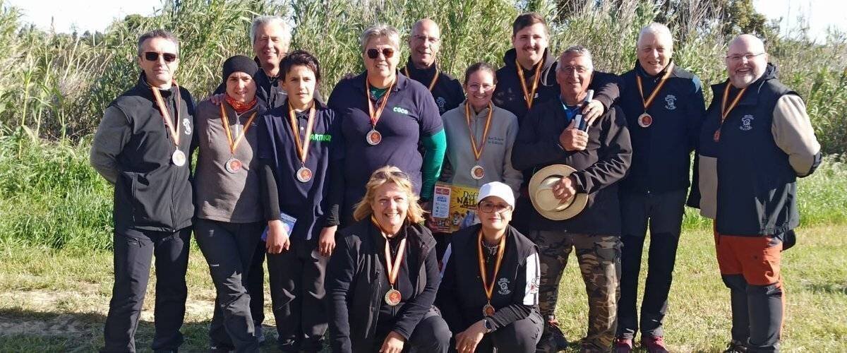 Vue générale d’un entraînement de tir à l’arc en salle