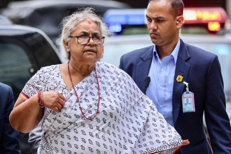 Sushila Karki se rendant à l'hôpital pour visiter les victimes des affrontements à Katmandou