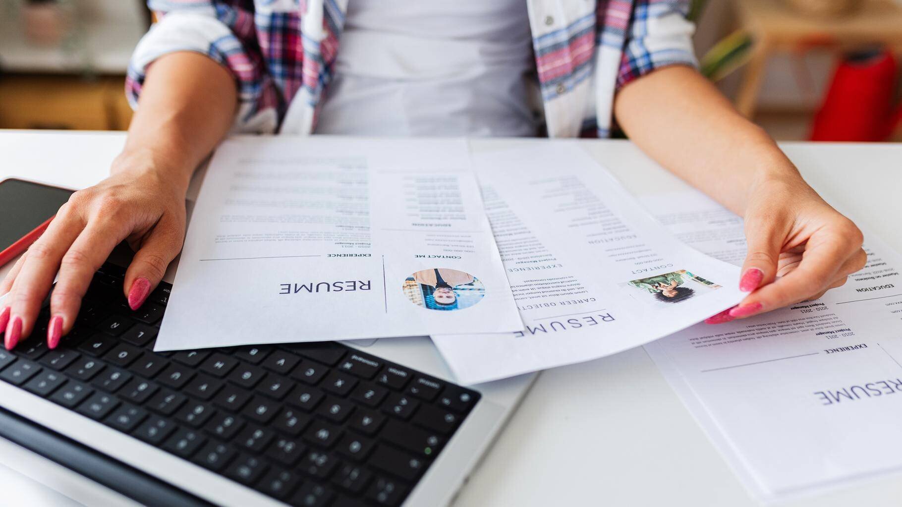 Candidats recalés réunis autour d’un bar à Toulouse