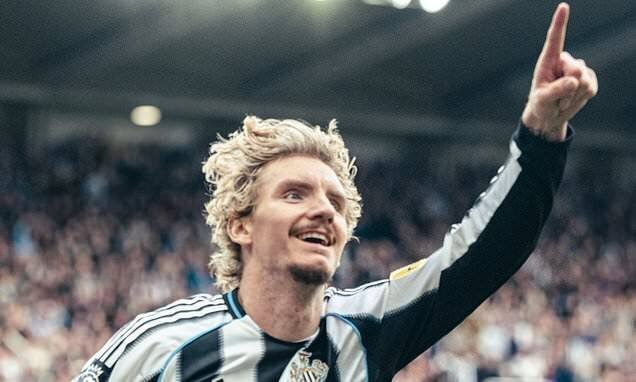 Nick Woltemade célèbre son but à St James' Park